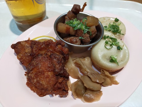 rirakuma_360's tweet card. こんくまー！🐻チェンソーマン レゼ編を観る前の腹ごしらえ。サクッと飲みたい時にオススメの最高セットをご紹介！エミテラス所沢のフードコートにある、ダパイダン105（da pai dang 105）の「ちょい飲みセット」！なんと990円（税込1,089円）で、お好みのドリンク1杯と、人