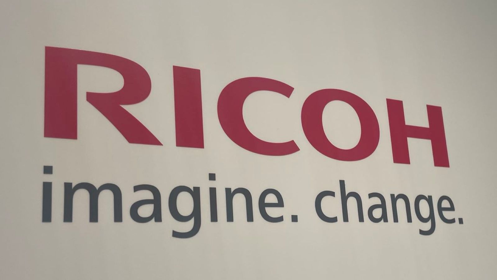 nikkeibpITpro's tweet card. 　リコーは2025年10月10日、金融業務特化型LLM（大規模言語モデル）「Llama-3.3-Ricoh-70B-20251001」を開発したと発表した。日本語性能は米OpenAI（オープンAI）が提供するLLM「GPT-5」に匹敵し、さらに日本語金融ベンチマークでは他の最先端モデルの性能を上回ったという。融資稟議（りんぎ）業務をはじめとした専門的な業務遂行能力を強化した点が特徴である。