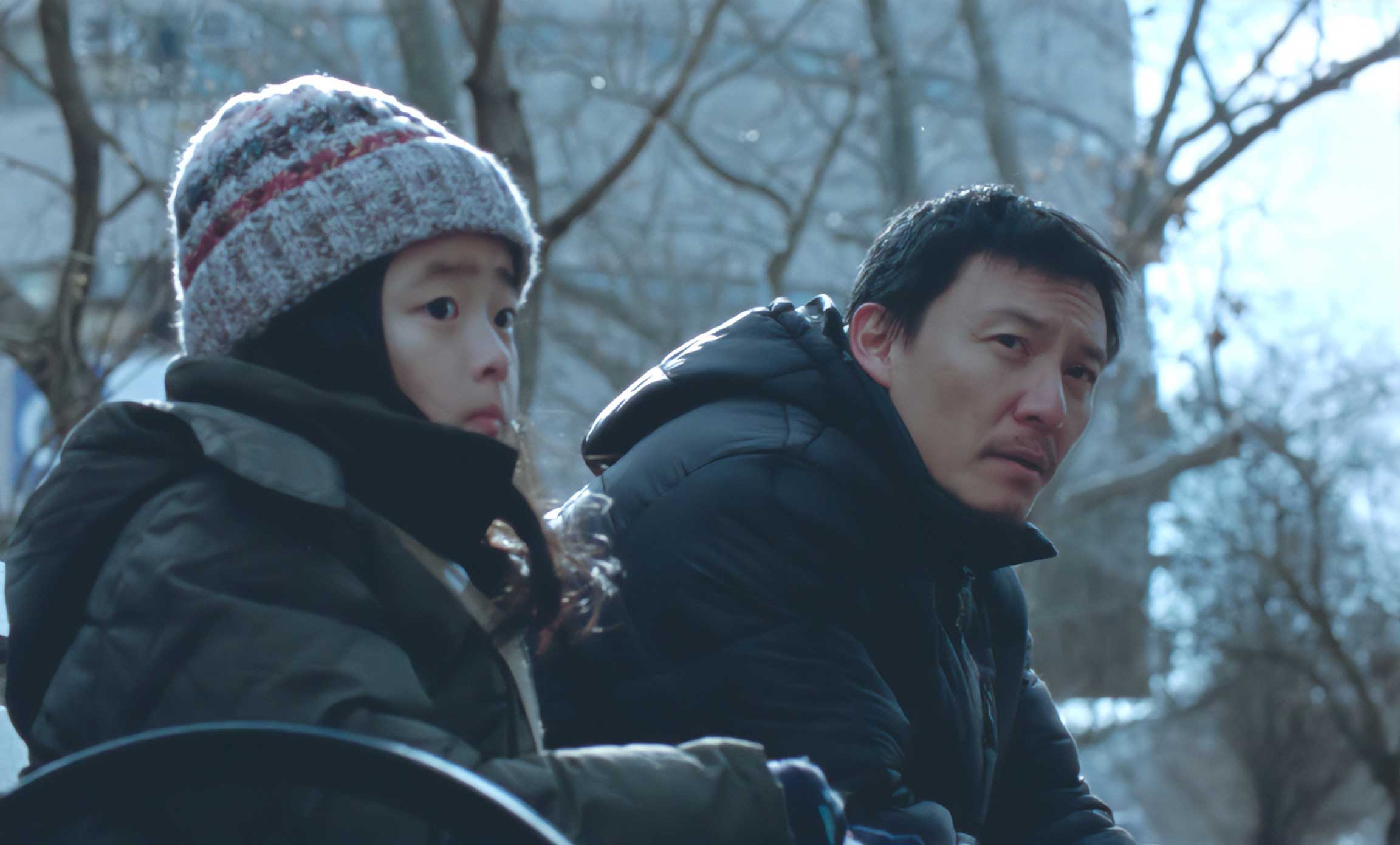 MrLong_chang's tweet card. 主人公は台湾の名優チャン・チェン演じる中国人配達員のルー。彼は長年離れて暮らしていた妻と娘と共に新生活を送るためアパートの契約金を稼いでいたが、生活の手段である電動自転車を盗まれてしまう。ルーは家族と再び一緒に暮らすという希望を胸に、失った自転車と契約金を懸命に取り戻そうとする。