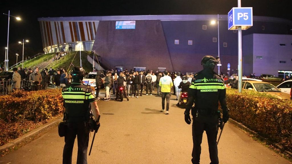 NOS's tweet card. Er zou eerder op de avond een grote vechtpartij zijn geweest. Omdat de sfeer grimmig bleef, werd de kermis vervroegd gesloten.