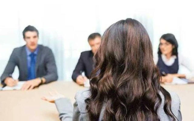 Newskarnataka's tweet card. Many Reddit users sympathized with her, agreeing that such tasks were more suitable for freshers, while others speculated that the interviewer might have been testing her patience and temperament.