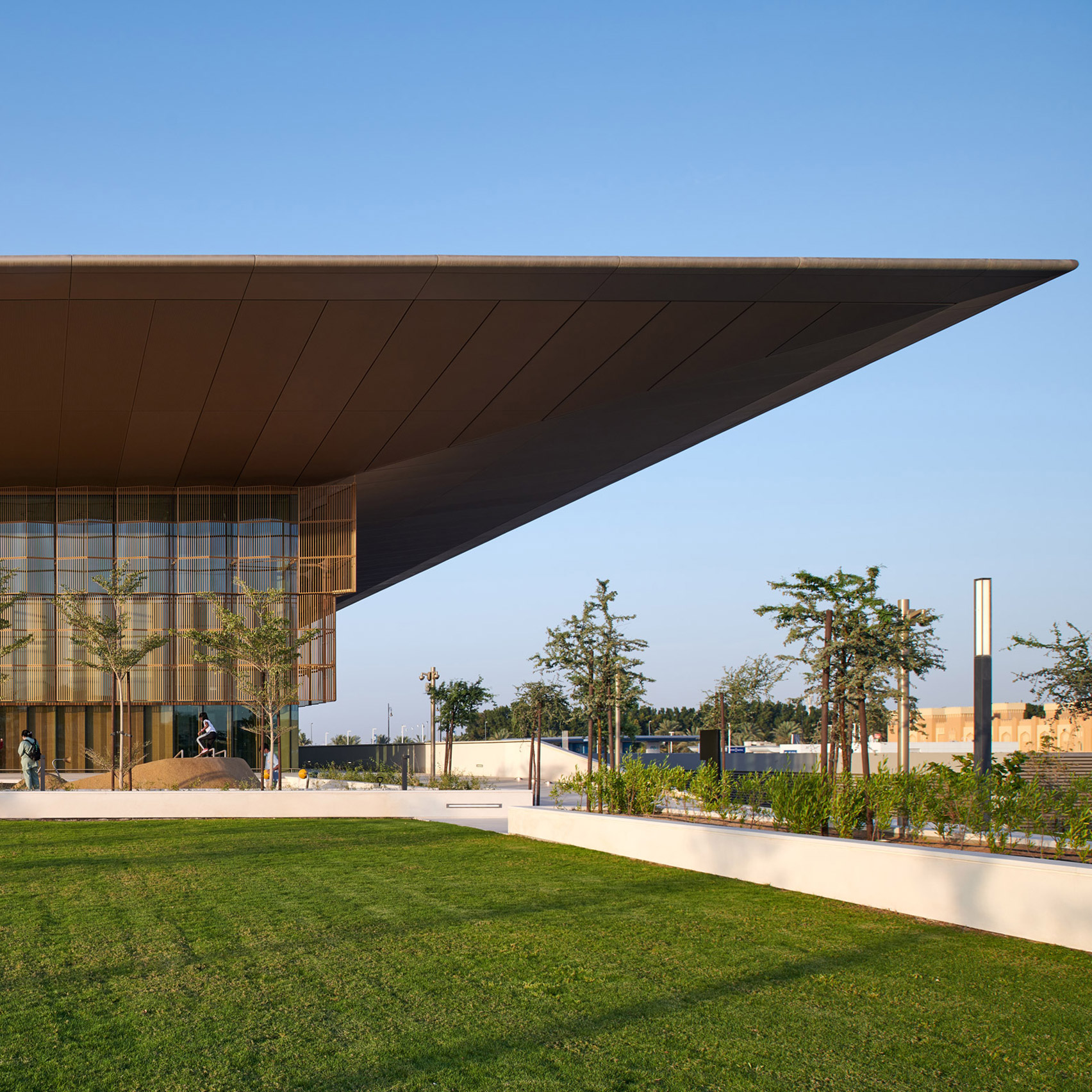 dezeen's tweet card. A slender roof cantilevers from The House of Wisdom, a tech-filled library that Foster + Partners has designed in Sharjah, UAE for the "digital future".