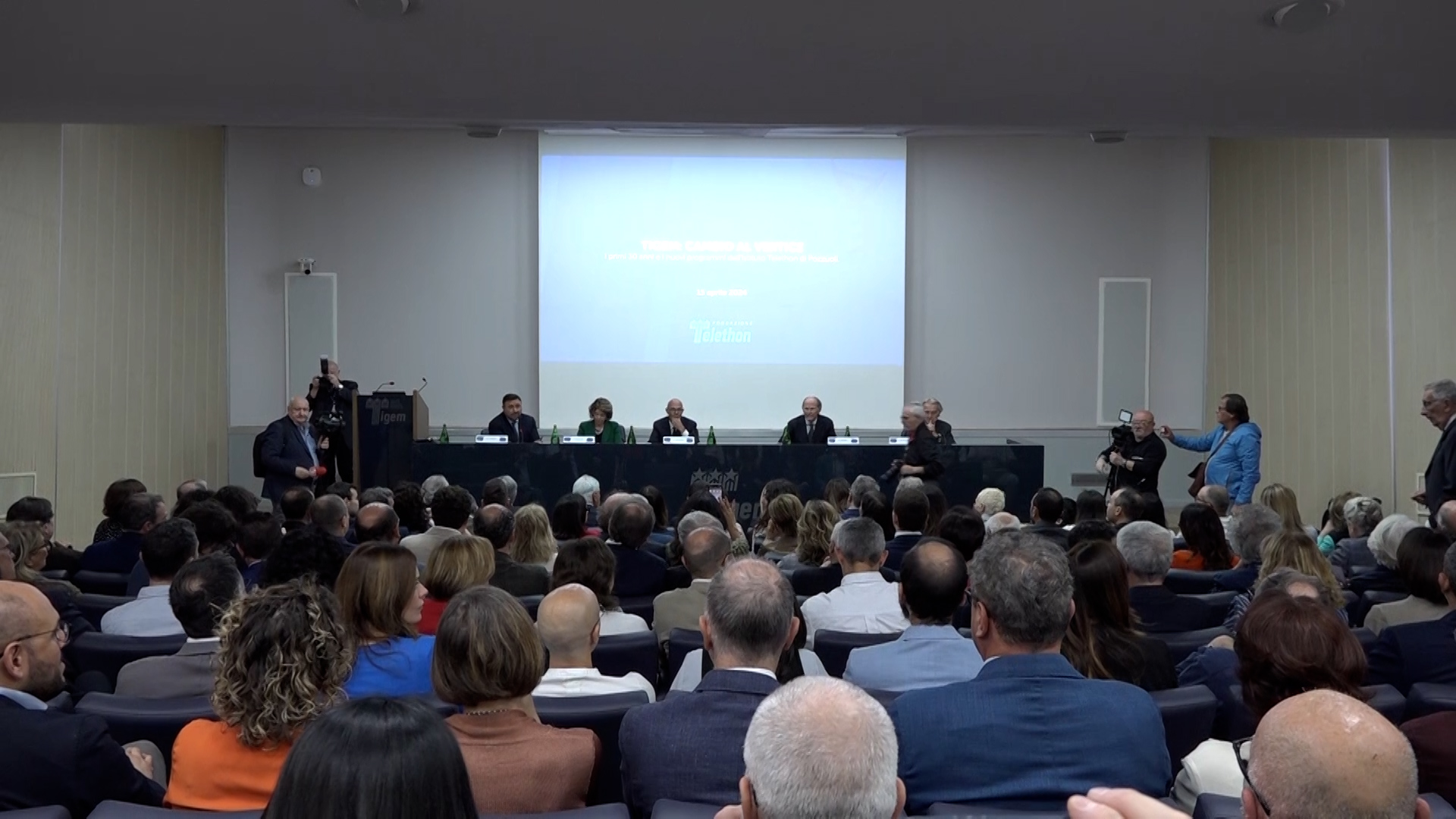 Tigem_Telethon's tweet card. Tigem: dopo 30 anni arriva il nuovo direttore. Ballabio passa il testimone ad Alberto Auricchio, ordinario di Genetica medica