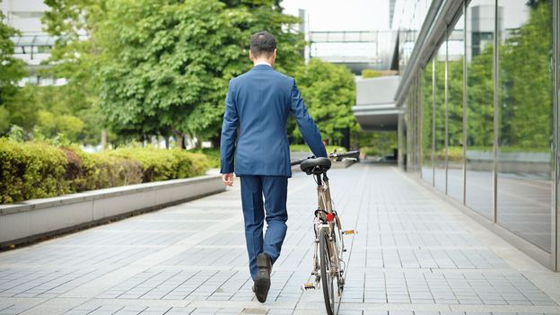 Manage_Better's tweet card. Quitting after weeks or even days? For some workers, it’s the right decision to walk out right away.