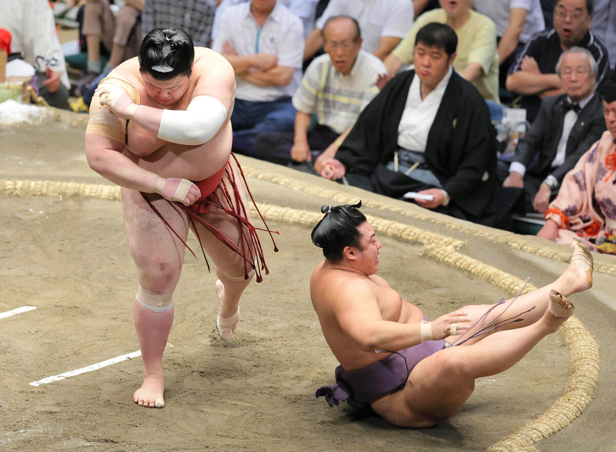 IsegahamaNet's tweet card. 　東前頭１５枚目・熱海富士が、幕内一番乗りで２ケタ勝利に乗せた。小結・翔猿を上手投げで撃破し、１敗と単独トップの座を堅持した。ただ一人、１差で追っていた東前頭７枚目・高安が３敗に後退したため、後続に２