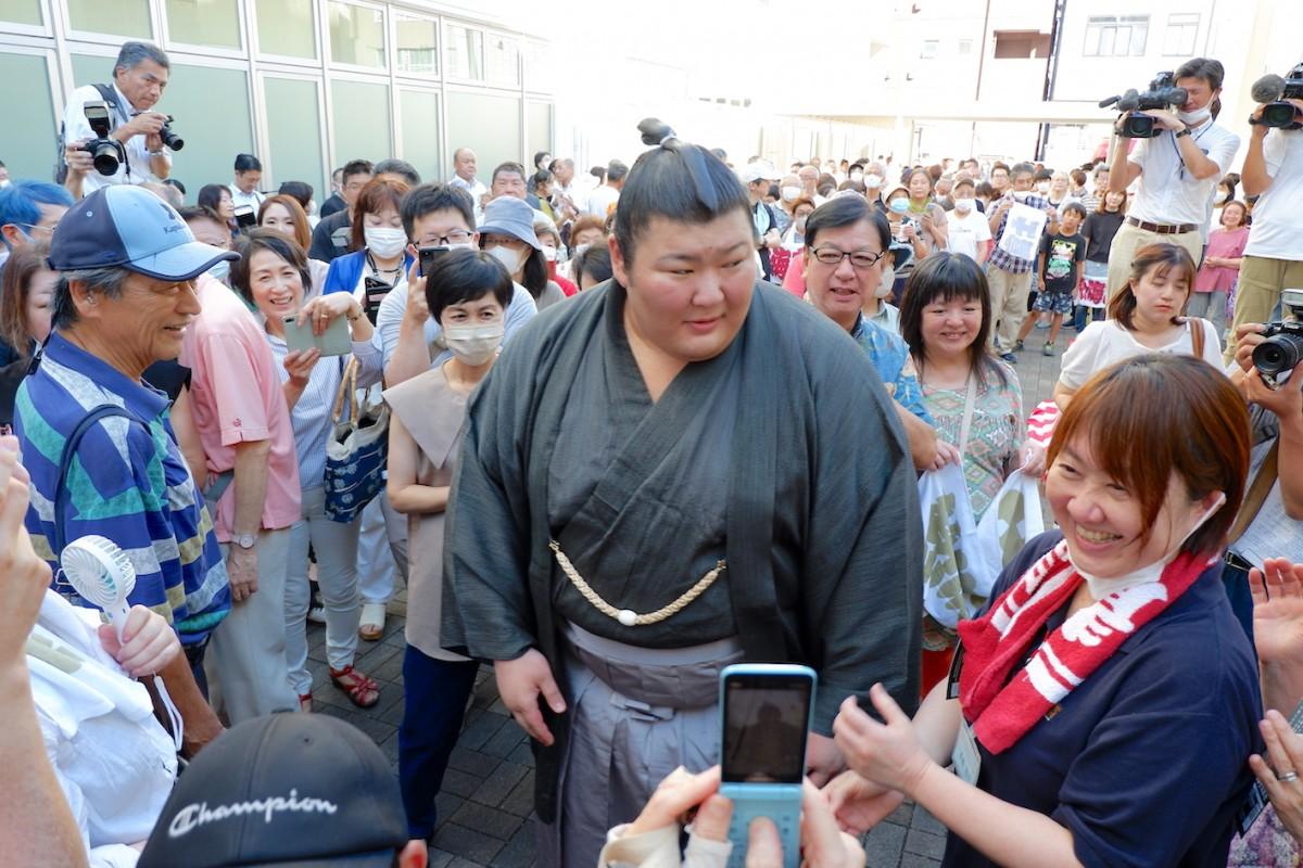 IsegahamaNet's tweet card. 熱海出身の大相撲力士「熱海富士」が7月25日、熱海市役所福祉事務所前で大相撲名古屋場所・十両初優勝セレモニーを行った。