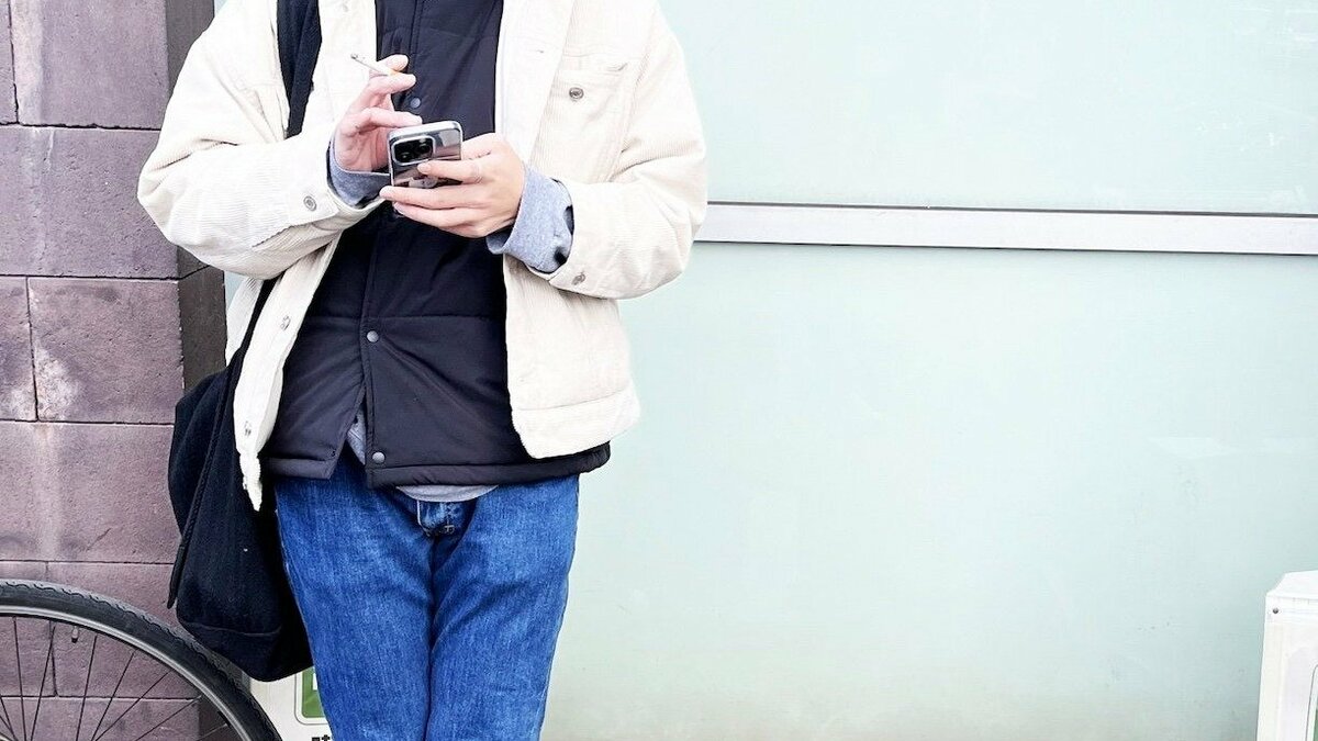 shuon_news's tweet card. 〈ディズニー来てんのに彼女1人で待たせて喫煙所行く男。もう兵役行けば？〉というXの投稿がきっかけに喫煙者と非喫煙者で論争が起きている。これまでも「タバコ休憩」などで物議を醸していた“喫煙論争”。論争はどんどん展開しているが…。