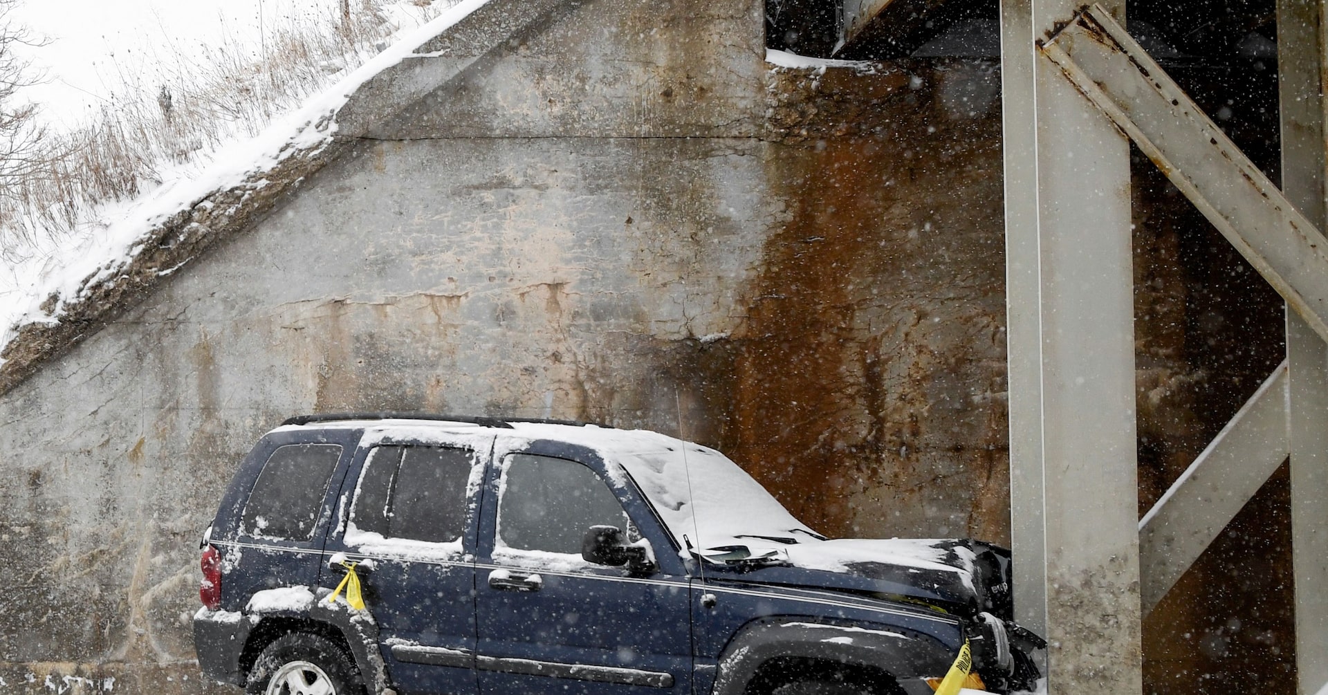 CLNEURALNET's tweet card. Hundreds of thousands of homes and businesses were without power on Friday after a winter storm dumped sleet and heavy snow on a wide swath of the central United States this week, and more treacher...