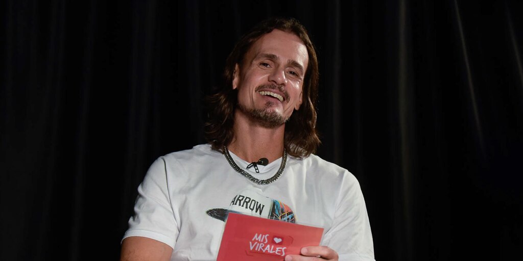 teleshowcom's tweet card. El actor repasa los momentos que más vistas generaron en las redes sociales, desde el parecido con Cavani hasta su icónico papel de “El Zorro” en Casados con Hijos. Con humor e ironía, reacciona a...