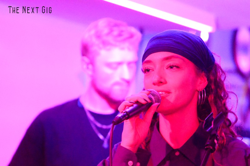 gig_next's tweet card. GRONINGEN – Het is een kenmerkend Popronde tafereel. In een ongehaaste stad, donderdagavond is in studentenstad Groningen een populaire uitgaansavond, zie je mensen of groepjes gehaast, al kijkende…