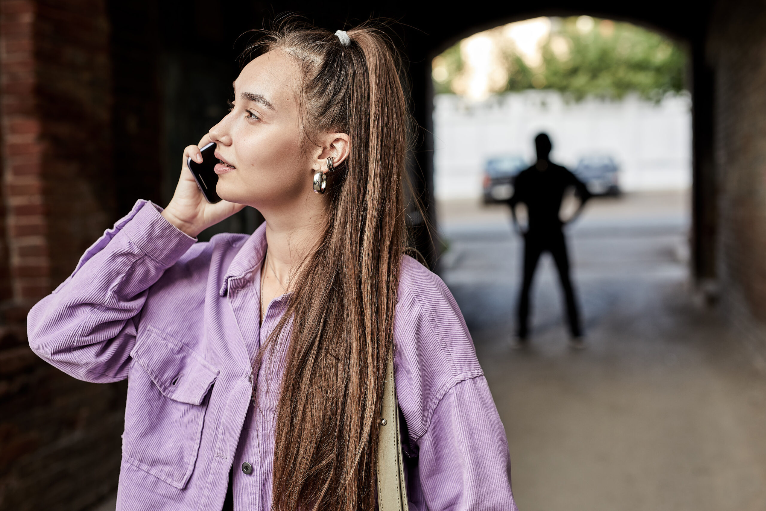 WeGetAnswers's tweet card. Please read this as we delve into the legalities of private investigators following people and the boundaries of surveillance techniques.