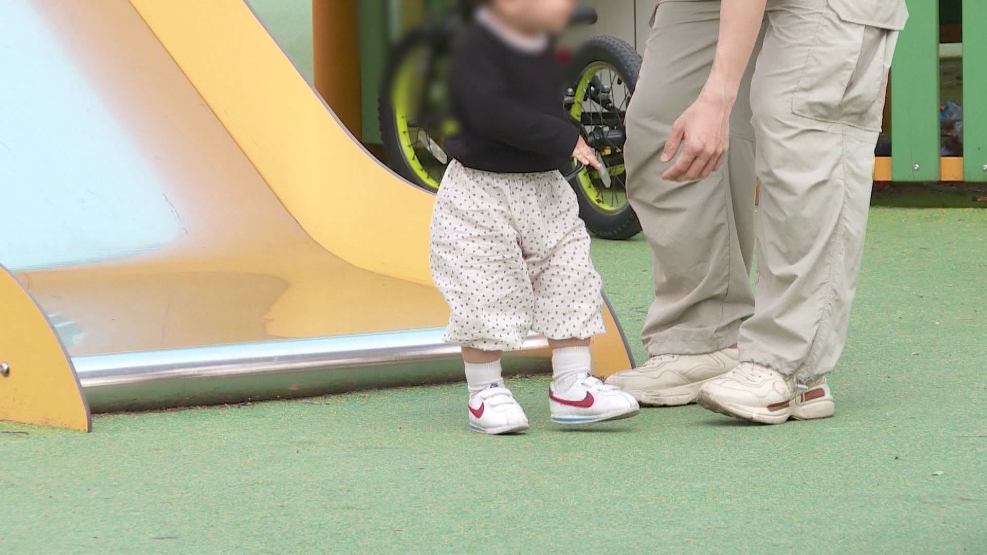 SBSBiznews's tweet card. [앵커]아이를 낳거나 육아휴직에 들어가면 어린이 보험료를 할인해 주는 저출산 대책이 나왔습니다.휴직 1년 간은 부모도 보험료를 내지 않고 계약대출 상환도 미뤄집니다.오서영 기자, 어린이 보험료 할인, 언제부터 받습니까?[기자]내년 4월부터 전체 생명보험사와 손해보험사가 저출산 극복 할인 제도를 시행합니다.[이억원 / 금융위원장 : 출산…