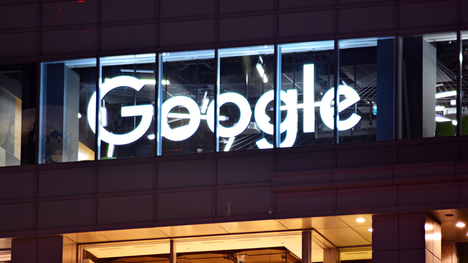 itmanagement_de's tweet card. Google hat nach eigenen Angaben einen bahnbrechenden Algorithmus für Quantencomputer entwickelt. Damit würden Quantenrechner innerhalb weniger Jahre in die Lage versetzt, reale Probleme zu bewältig...