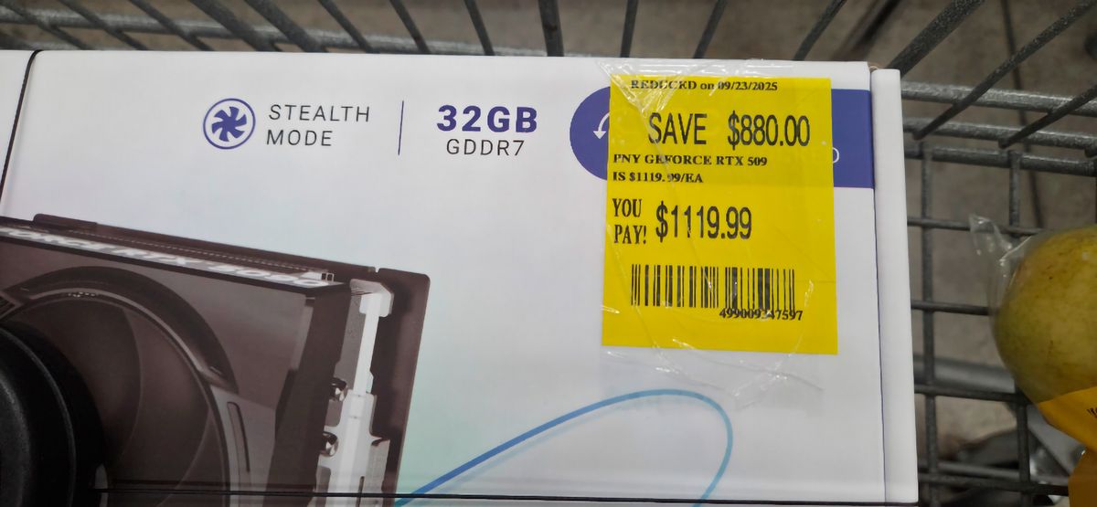 AdvanceSoftware's tweet card. If you're picking up an RTX 5090, be sure to keep an eye out for those cheerful yellow stickers!