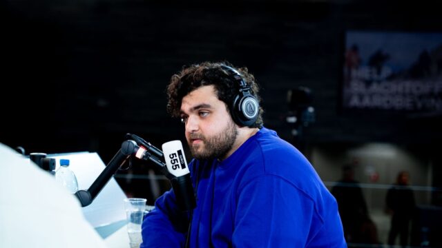 FunX's tweet card. Journalist Arda Kaya was als een van de eerste Nederlandse journalisten in Turkije om daar namens het AD verslag te doen van de situatie na de aardbevingen. Hij schoof vanavond aan bij Tannaz en...