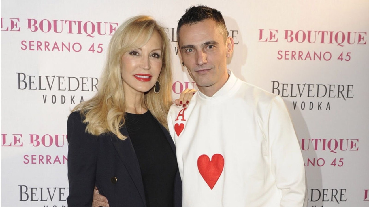 Carmen_Lomana's tweet card. 'Recuerdo las tardes de domingo en casa. Me gustaba organizar meriendas sin prisa donde también estaban Mario Vaquerizo, Alaska y Topacio Fresh. Tertulia y muchas risas'