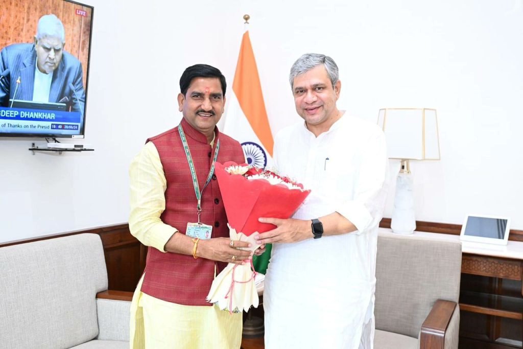 lalitforweb's tweet card. Vande Bharat Express: The passengers travelling from Chhattisgarh to Delhi will benefit with the launch of the high-speed Vande Bharat Express from Bilaspur.