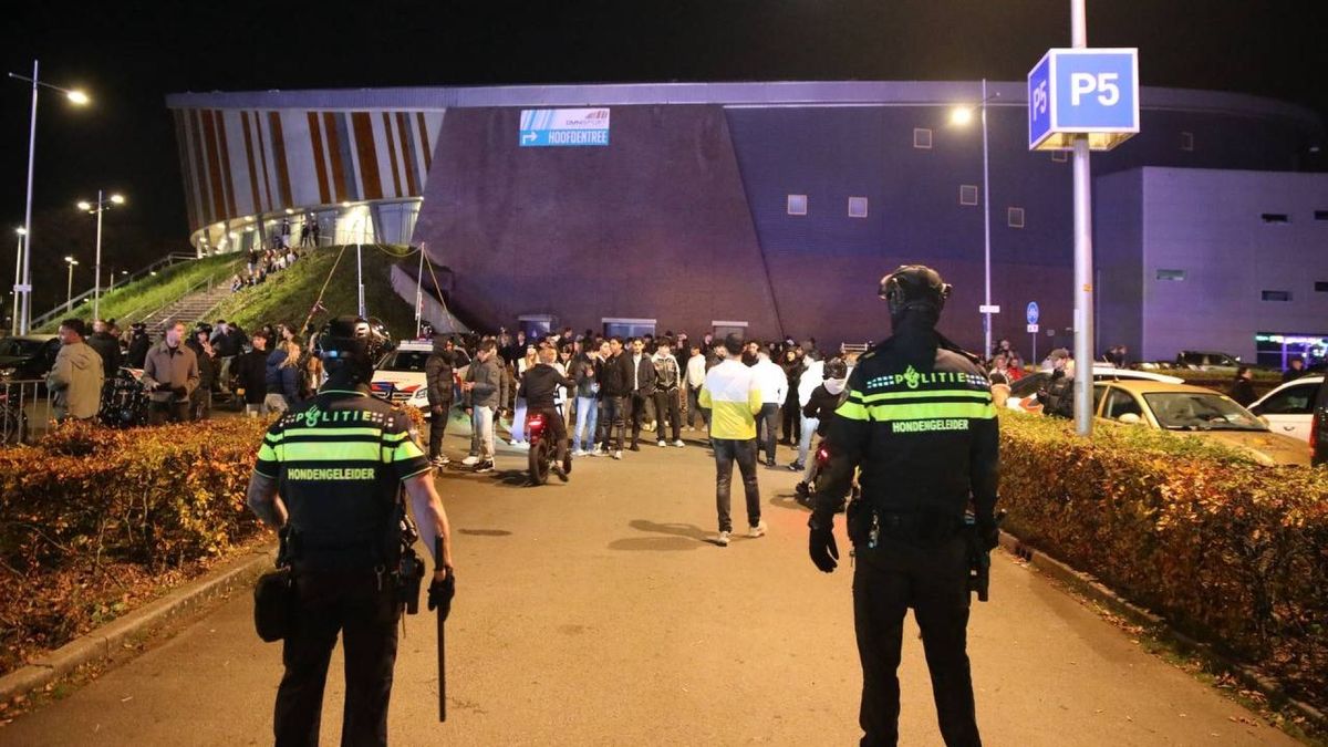 MissMel_12_'s tweet card. De politie was vrijdagavond massaal aanwezig op het terrein van de Halloweenkermis in Apeldoorn. Het kermisterrein werd door agenten met wapenstokken leeg geveegd. De aanleiding zou een grote...