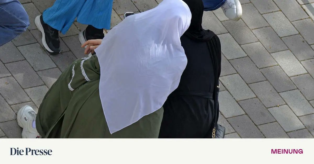 GruberIsabella1's tweet card. Die Regierung tut recht daran, unter 14-Jährige von den Konflikten zu befreien, die die Entscheidung pro oder kontra Kopftuch mit sich bringt. Islamisten nützen die Debatte auch zur Anwerbung von...