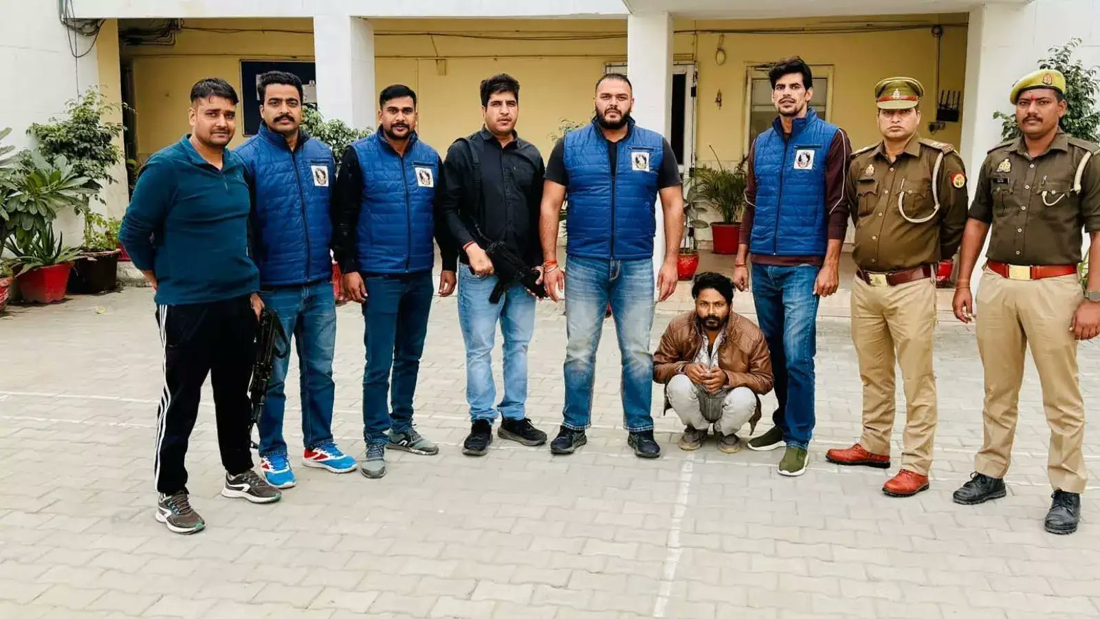 manishsingh981's tweet card. जयपुर भागने की कोशिश कर रहे भूमि घोटाले के आरोपी गुरदीप सिंह को नोएडा एसटीएफ ने जेवर पुलिस की मदद से राजस्थान के भिवाड़ी से गिरफ्तार किया। आरोपी पर 50 हजार रुपये का इनाम घोषित था और वह करीब एक वर्ष...