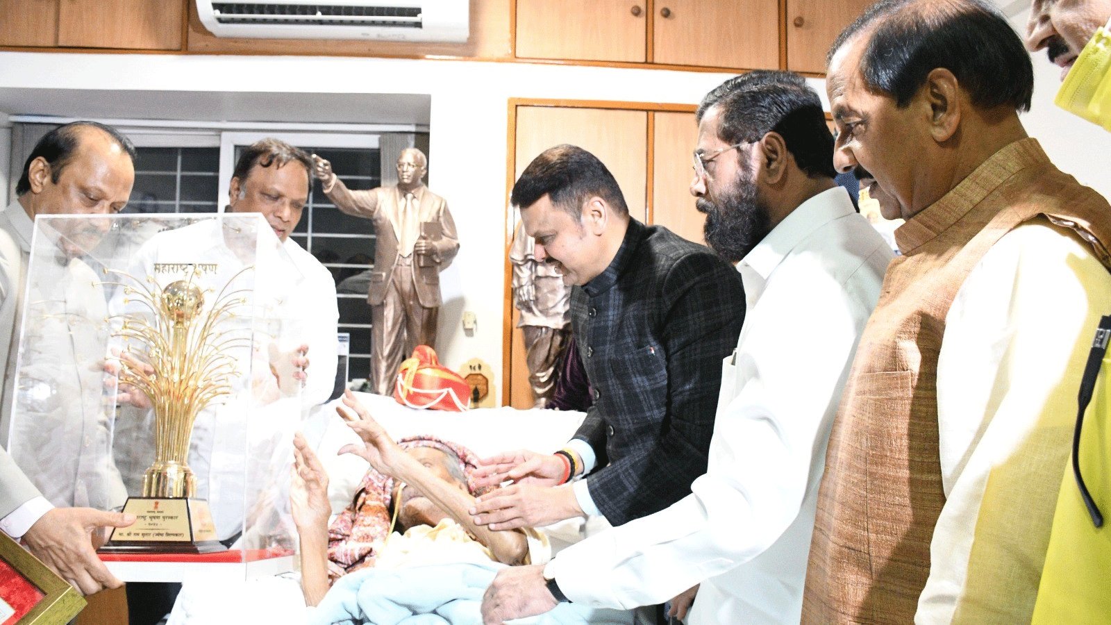 manishsingh981's tweet card. नोएडा के सेक्‍टर 19 में मशहूर मूर्तिकार राम सुतार का आवास है। उनको महाराष्ट्र भूषण 2024 पुरस्कार देने के लिए महाराष्‍ट्र से प्रतिनिधिमंडल उनके घर पहुंचा।