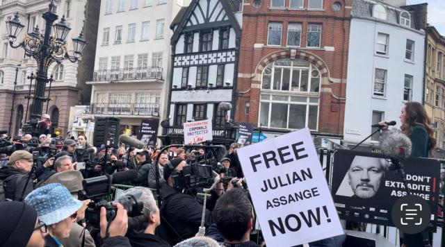 objETHOS's tweet card. Clarissa PeixotoJornalista, mestra em Jornalismo pelo PPGJor/UFSC e pesquisadora do objETHOS. Sob frio intenso e muita chuva, jornalistas e ativistas pelos direitos humanos protestaram em frente à …