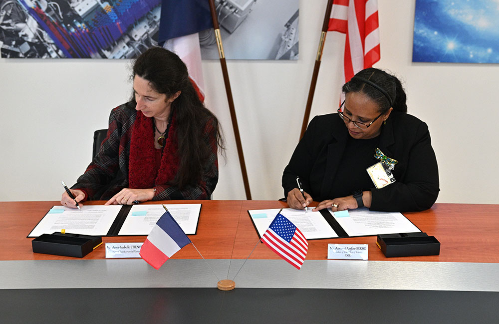 JLab_News's tweet card. U.S. and French science agencies sign “Statement of Interest” in collaborating on Electron-Ion Collider accelerator, detector, and research.