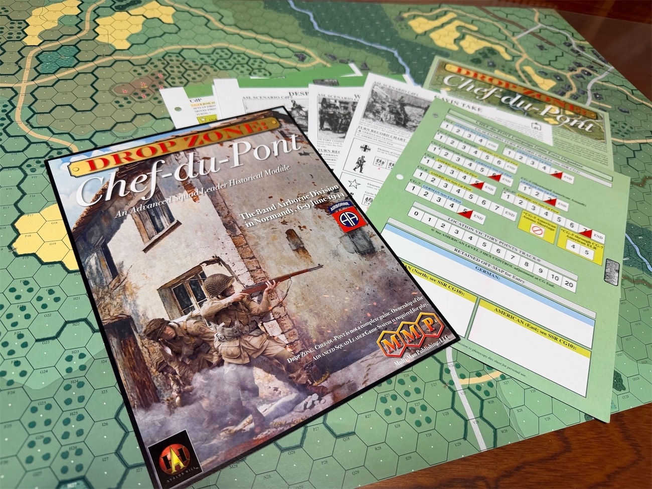 WEsoterica's tweet card. クロノノーツゲームさんに注文していたASL(Advanced Squad Leader)の新作４点が届いたので、まとめてご紹介。 まずミニ・ヒストリカル・モジュール「Drop Point : Chef-du-Pont」。こちらは、1944年6月6日～9日にかけての、アメリカ第82空挺師団によるノルマンディ半島降下後の戦…