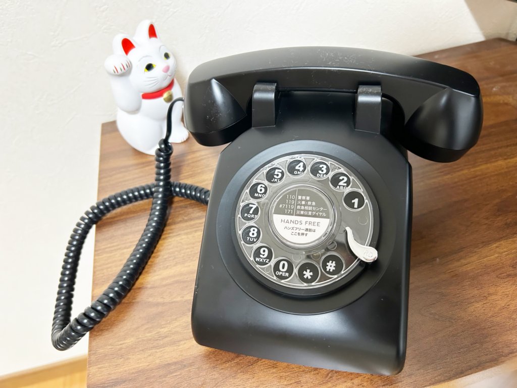 ConceptsSteam's tweet card. ドンキホーテでこんなものを見つけました。その名も「昔ながらの黒電話」。iPhoneとBluetoothを接続して、発信・受信ができるとか。さらには、スピーカとして音楽をかけることもできるそう。