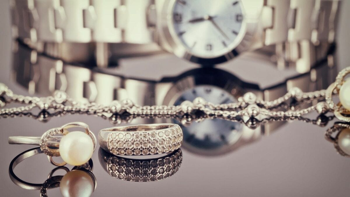 hidemichimiyake's tweet card. 非常に丁寧なものづくりで知られる、あるバッグメーカーの社長さんから、「うちもいつか、ヨーロッパの有名ブランドみたいな、ラグジュアリーのブランドになれるでしょうか？」と聞かれたことがある。これは正直、…