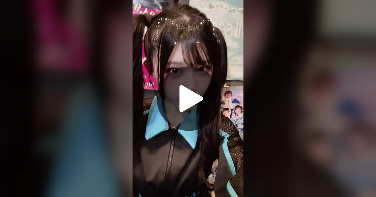 pandamic_shion's tweet card. 「いいね」が70件、コメントが4件。「エスカレーターってわくわくするよね」