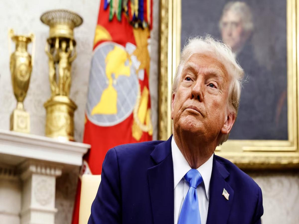 lokmat's tweet card. America Trade Tariff: अमेरिकेत सतत वाढत असलेल्या महागाईमुळे सामान्य नागरिकांचं कंबरडं मोडलं आहे. किराणा मालापासून ते रोजच्या खाण्यापिण्याच्या वस्तूंपर्यंत, सर्वत्र किमतींमध्ये मोठी वाढ झाली होती.