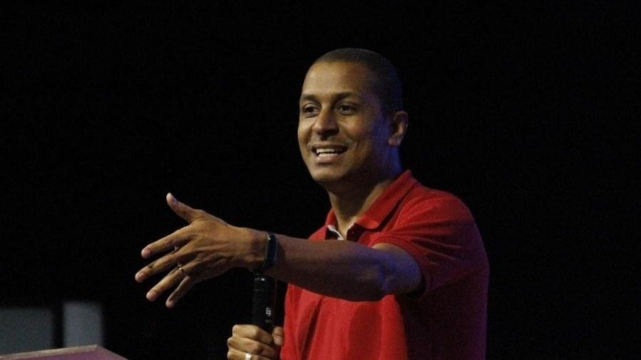 EdineiDuarte3's tweet card. Joilson da Silva de Freitas Santos levava os jovens para sua residência em Guarulhos com a desculpa de que iria “discipular”