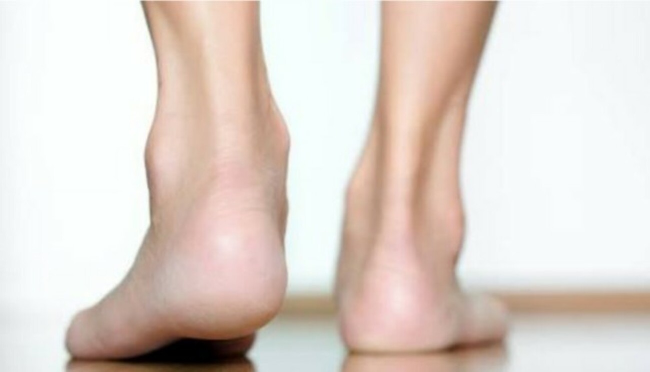 BLrH0S09KKgt93c's tweet card. こんにちは！ふーやんです！ 今回は 足首の周りをスッキリさせるエクササイズ を紹介していきたいと思います！ これを実践すると、 スポーツマンのような細くてスリムな足首を手に入れることができます！ あの綺麗なアキレス腱が際立つふくはらぎは、 ズボンの裾からちらっと見えるだけでも かっこいいですよね！ 夏場では 短パンにサ…