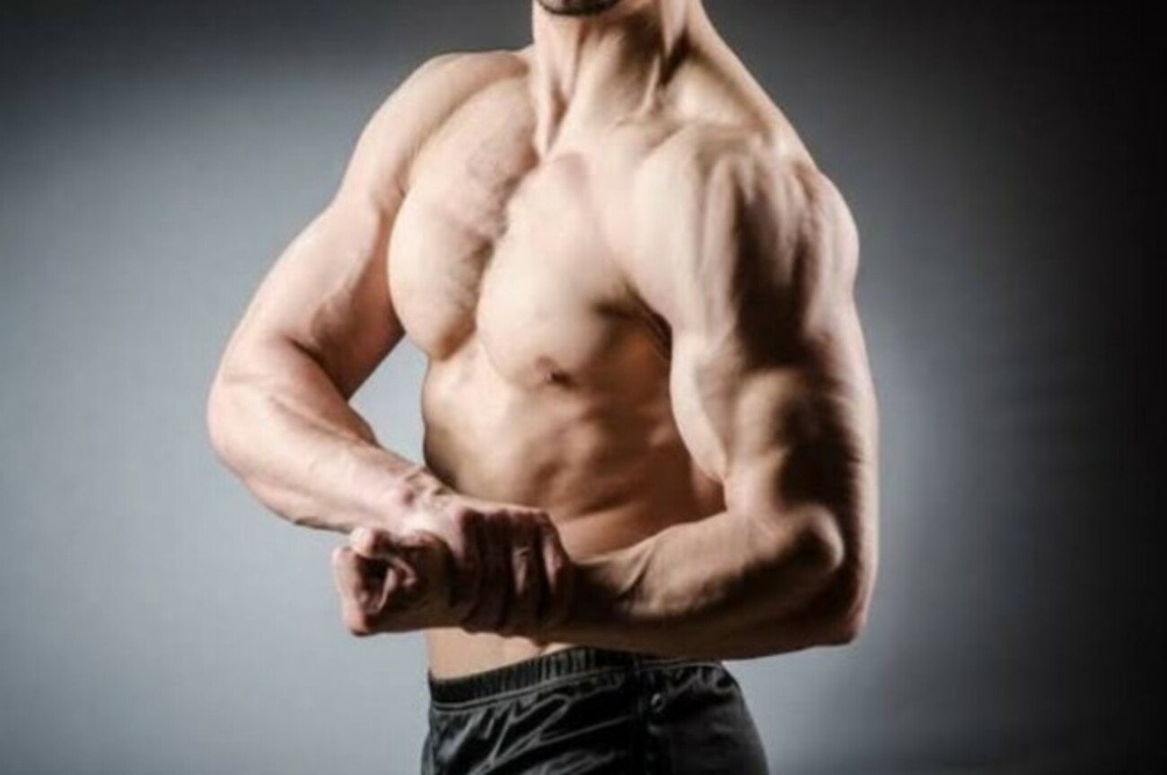 BLrH0S09KKgt93c's tweet card. こんにちは！ ふーやんです！ 今回は 男らしく頼りになる腕 についてお話しします！ 腕の筋肉はあるけど、 そんな自慢できるほどのものではないと言う方 腕を絞る事での メリットとしては、 筋肉が より強調されることで、 腕が長くみえるたり腕の形が綺麗に見えます。 ある方法で鍛えた あなたの腕は 一ヶ月で 見違える程の変化…