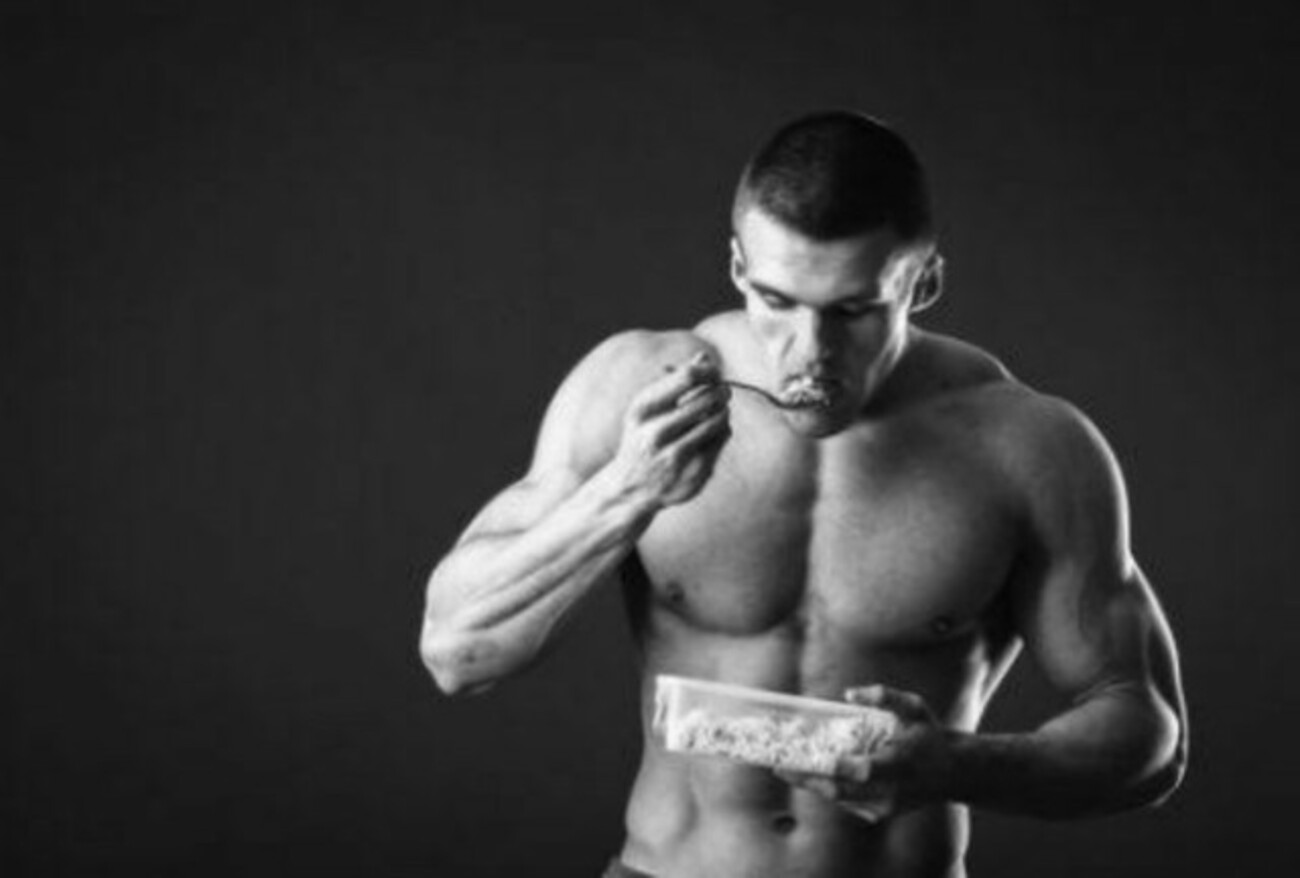 BLrH0S09KKgt93c's tweet card. こんにちは！ふーやんです！ 今回は 栄養を摂取するタイミング についてお話しします！ そうなんです、 どのタイミングでも 効果は同じ というわけでは 無いのです。 このタイミングで 栄養を摂ると 身体の中で起こる仕組みと マッチングして、 より早く より強く より大きく 筋肉を 成長させることができます！ そのちょっと…