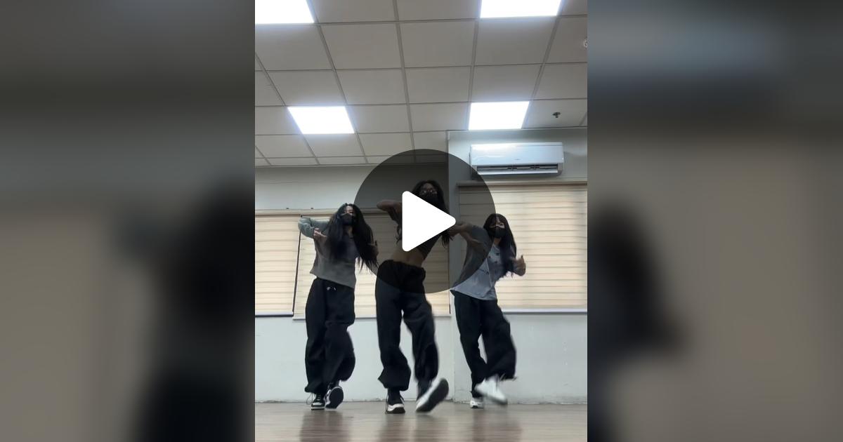 shakira11943240's tweet card. 1429 likes, 26 comments. “Like bees, we fly and buzzin’ ⋆˚🐝˖°”