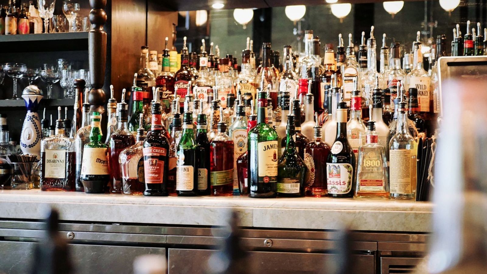 fastcompanybra's tweet card. Entenda os riscos do metanol em bebidas adulteradas e os sintomas da intoxicação, incluindo confusão mental e visão turva.