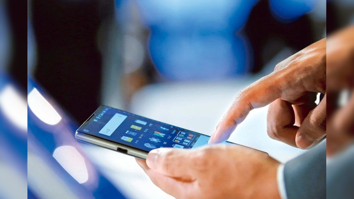 News18Urdu's tweet card. آپ کا اسمارٹ فون آپ کی ذاتی اور پیشہ ورانہ شناخت کے دروازے کی طرح ہے۔ سائبر کرائمین بھی یہاں سے داخل ہو سکتے ہیں۔ آپ کو پتہ بھی نہیں چلے گا اور ہیکرز آپ کی ڈیوائس میں کیمپ لگا سکتے ہیں۔ موبائل میں...