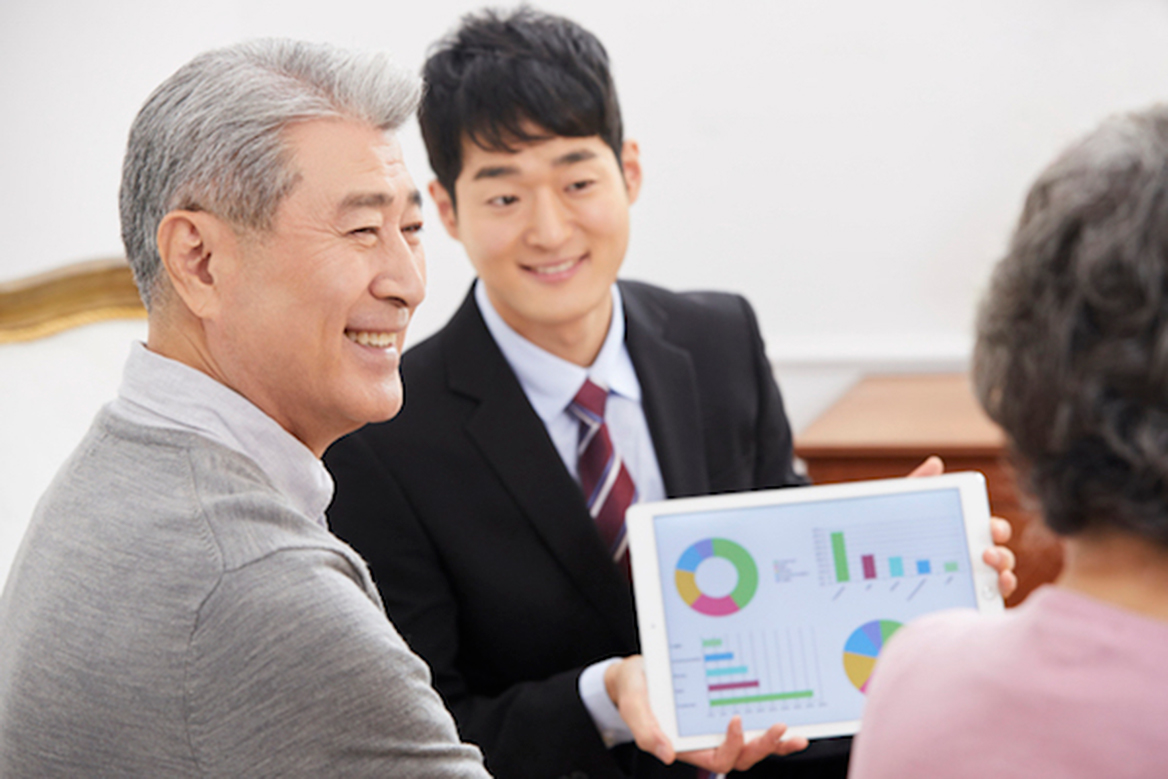 ossi_yu's tweet card. 高齢化の進む日本では「人生100年時代」における生き方や人生設計の見直しが推進されている。課題となるのは、若い時に築いた資産を長持ちさせ、老年期に上手くコントロールしながら減らしてゆく方策だ。