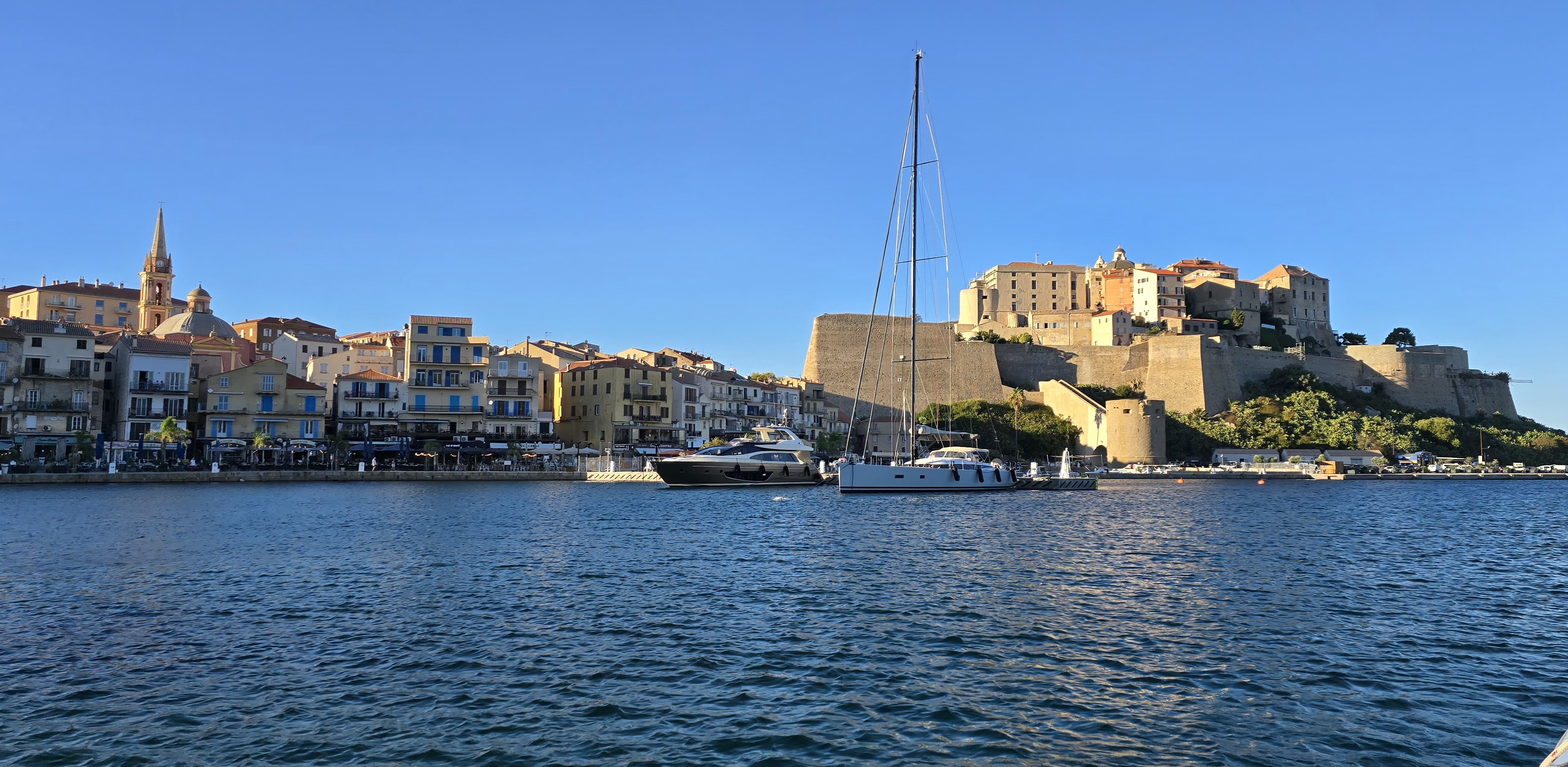 MonsieurJetlag's tweet card. un projet innovant en Corse illustre parfaitement cette évolution. Son nom : LivQuest. lle change la manière de voyager.