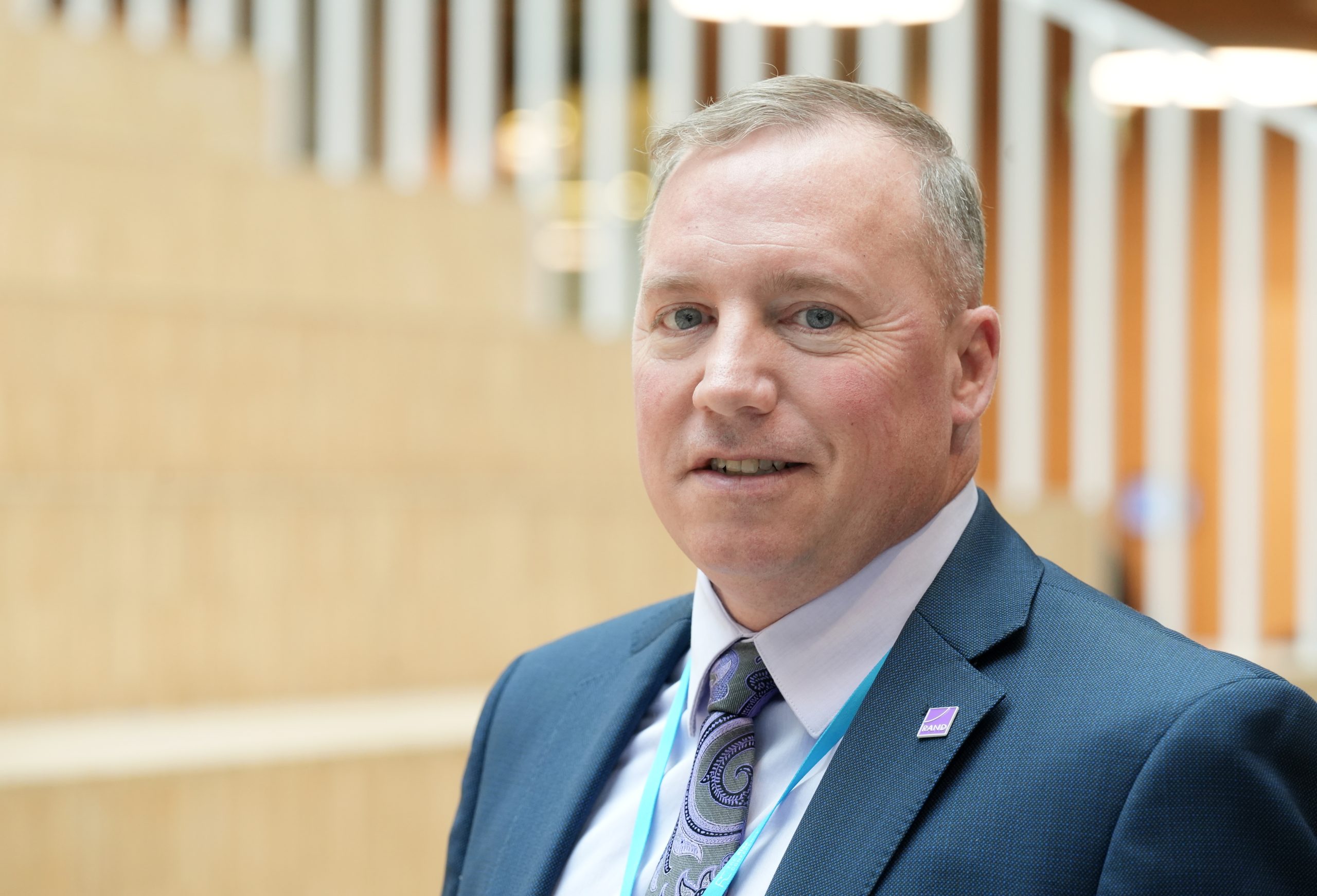 retv_lv's tweet card. ASV militārās inženierijas eksperts Kolins Smits – lai mazinātu iebrukuma risku, vajag likvidēt Krievijas platuma dzelzceļa sliedes Latvijā.