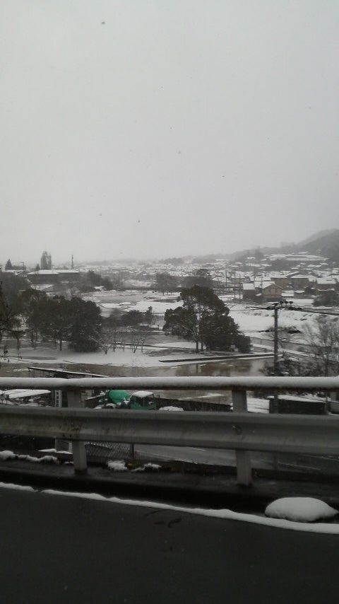 GoOutsideTheBox's tweet card. 京都産業大学に熊が出現した模様です！ 【速報】「グラウンドでクマらしいもの」京都の大学で学生が通報　活動制限、撃退スプレーを配備｜京都新聞デジタル　京都・滋賀…