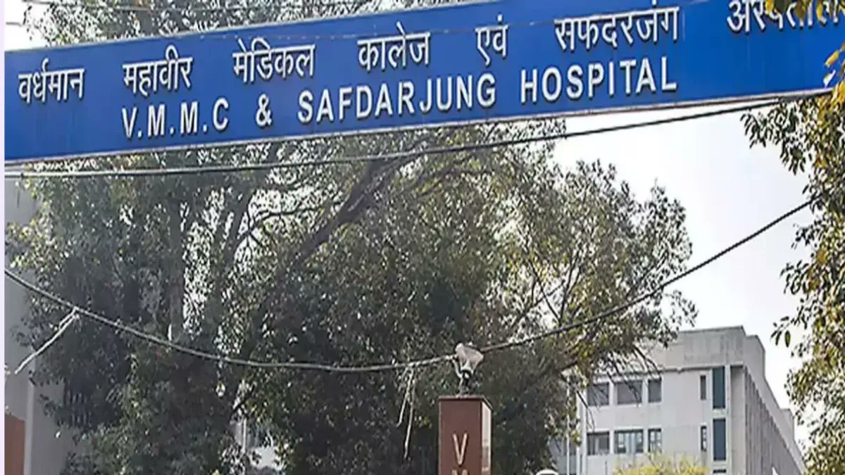 eFreeJobAlert's tweet card. The VMMC Safdarjung Hospital Junior Resident Recruitment 2025 has been announced for 266 Junior Resident (Non-PG MBBS & BDS) posts. Candidates holding