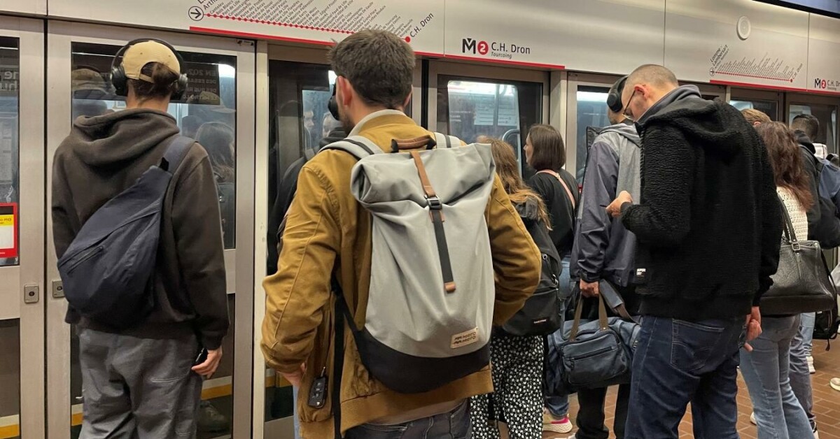 VDNLille's tweet card. Métro : face à la colère, la réponse d’Ilévia consiste à offrir un an de vélo V’Lille à ses abonnés