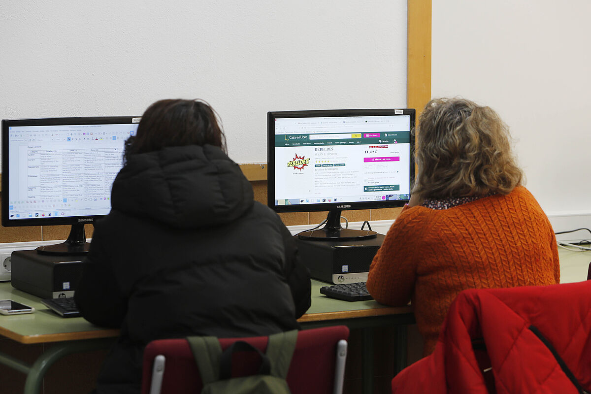 es_sigcse's tweet card. Los estudiantes españoles están todo el día pegados al móvil, son diestros grabando vídeos para TikTok y manejan como nadie el PowerPoint. Son consumidores intensivos de...