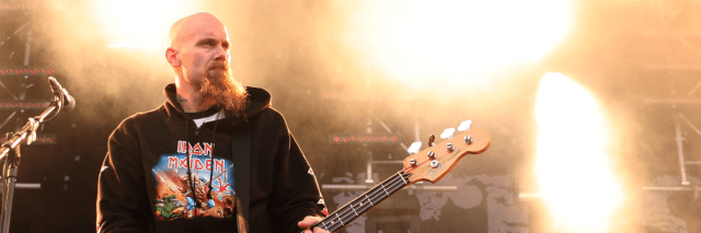 MetalSkunkBlog's tweet card. La nascita del desert sound, gli anni d’oro dei Queens of the Stone Age, il ricordo di Mark Lanegan. Il bassista ripercorre la sua carriera ai microfoni di Metal Skunk.