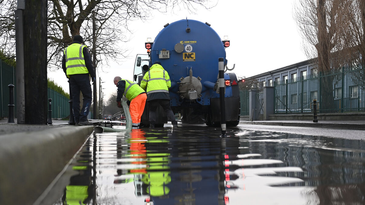 EoinBearla's tweet card. Thousands of gallons of sewage flooded Cork’s south docklands after a critical pumping station failure. Clean-up efforts continue