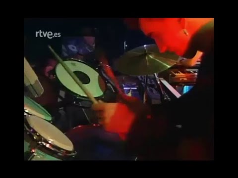 neumaticosjorge's tweet card. Golpes Bajos "No Mires A Los Ojos De La Gente" Sonido Estudio [1983]