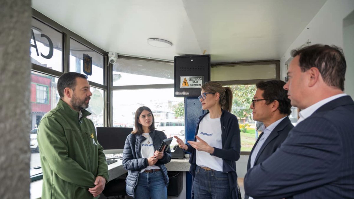 ProbogotaRegion's tweet card. Los dos primeros CAI intervenidos cuentan con nuevos espacios, mobiliario de calidad y apoyo comunitario. El objetivo es reconstruir la confianza.